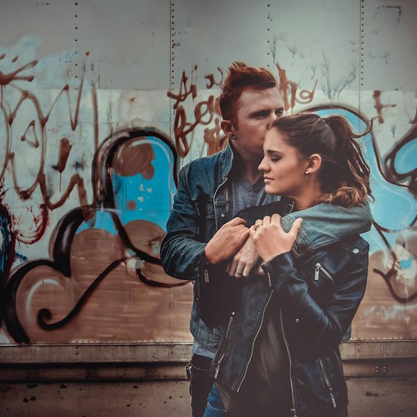 Junger Mann und Frau umklammern sich