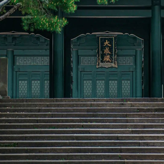 Japanischer Tempel mit Eingangstreppe