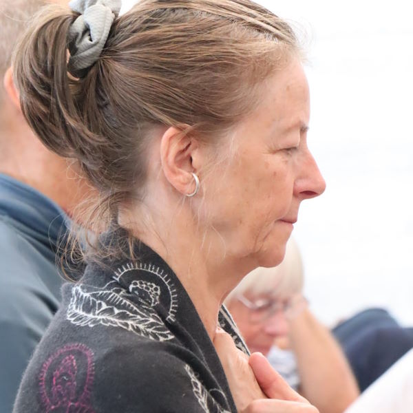 Frau legt sich Hände auf Brust