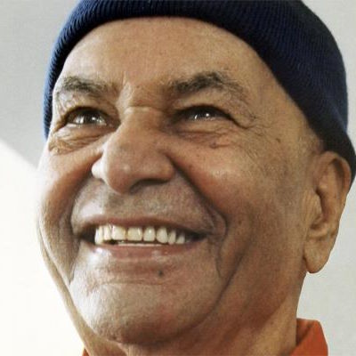 Lachender Papaji mit Mütze