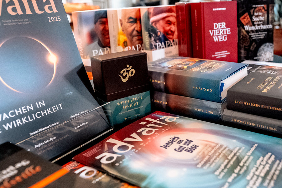 Ein Büchertisch mit Magazinen und Hardcover-Büchern
